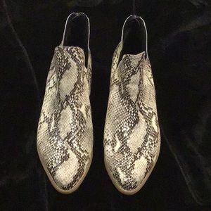 Blondo snake skin Esme waterproof bootie size 12